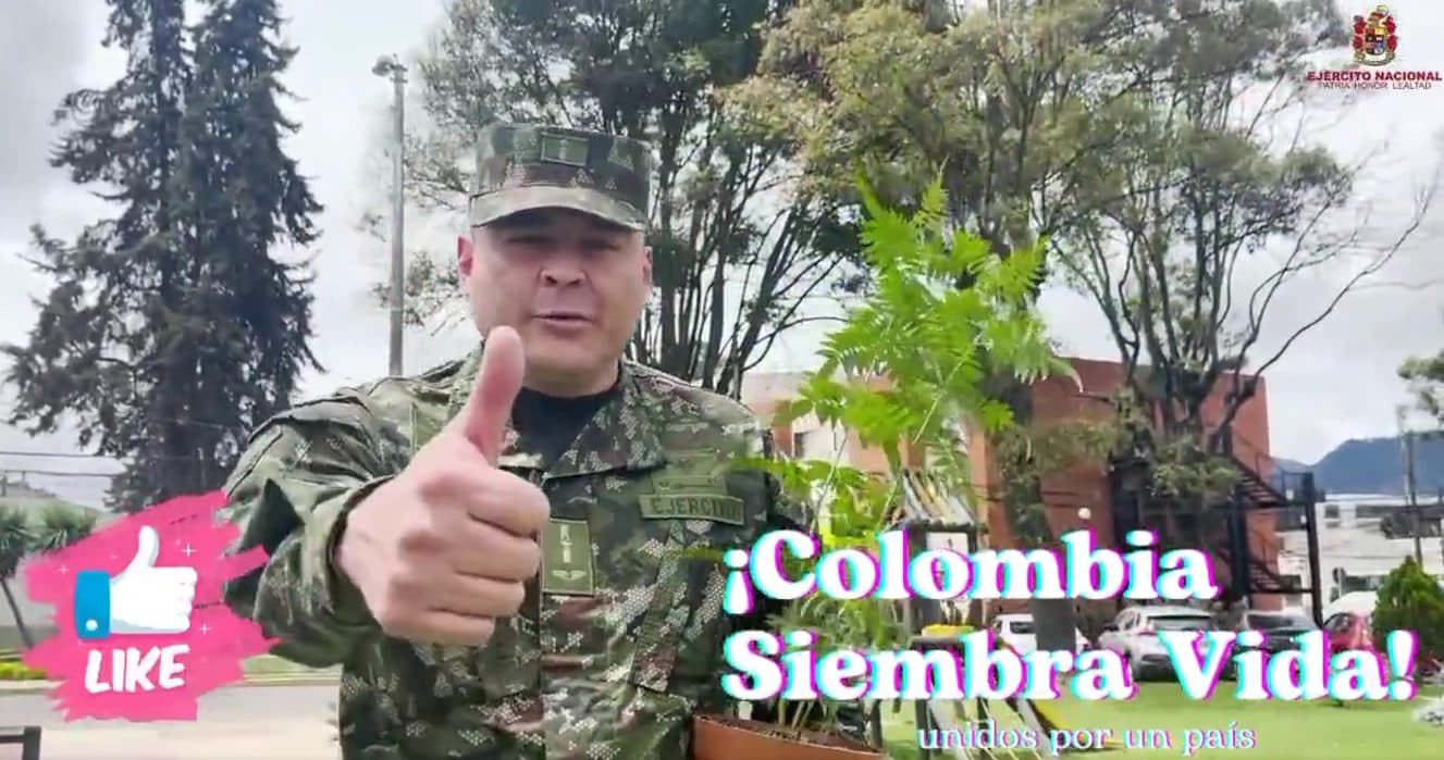 Formación del Ejército Nacional en jornada de reforestación